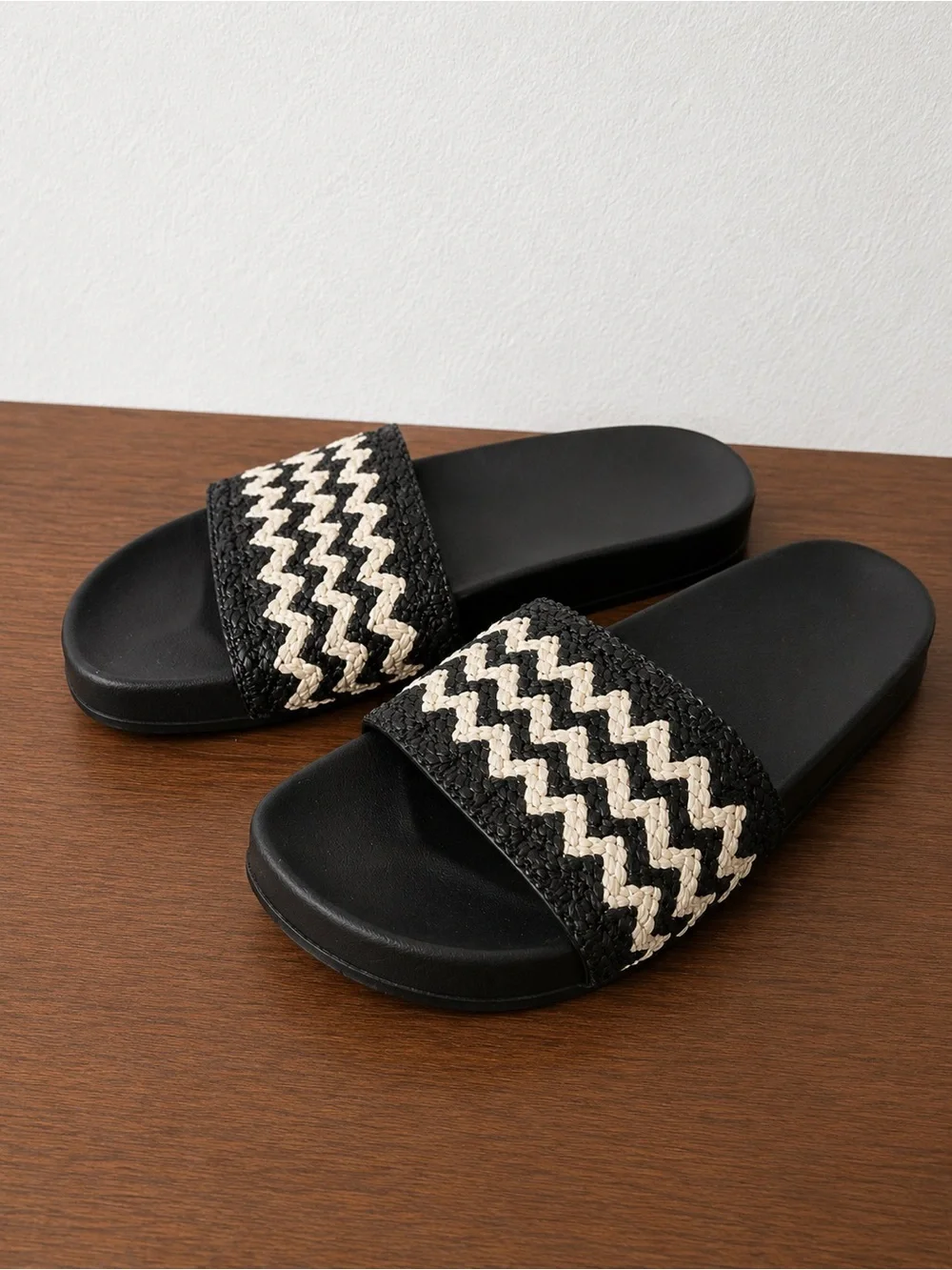 NWT 6.5 women’s  Universal Thread Black and Cream Zigzag Slide Sandals